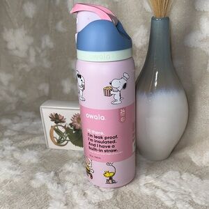 Owala Pink Insulated Water Bottle with Built-in Straw (Peanuts Print)
